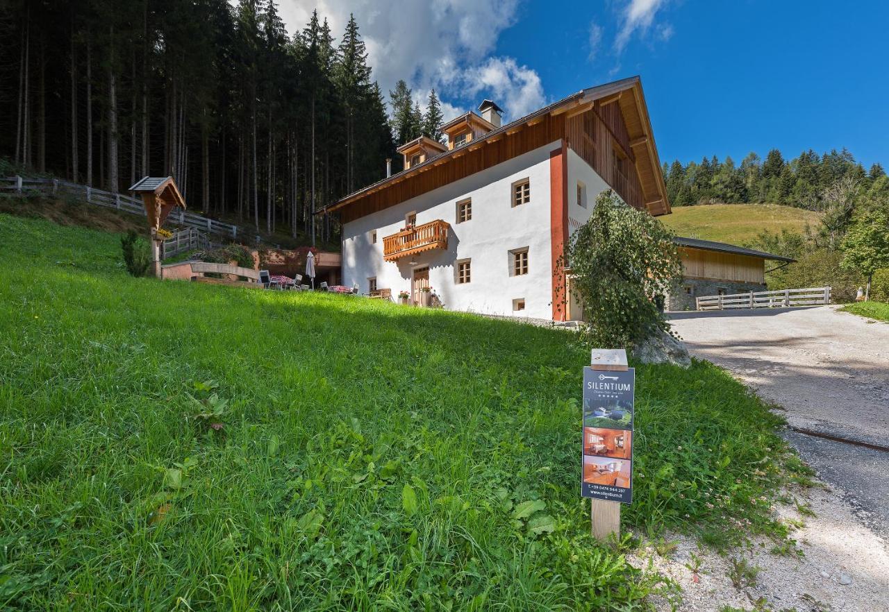 Вілла Silentium Dolomites Chalet Since 1600 Монгуельфо Екстер'єр фото